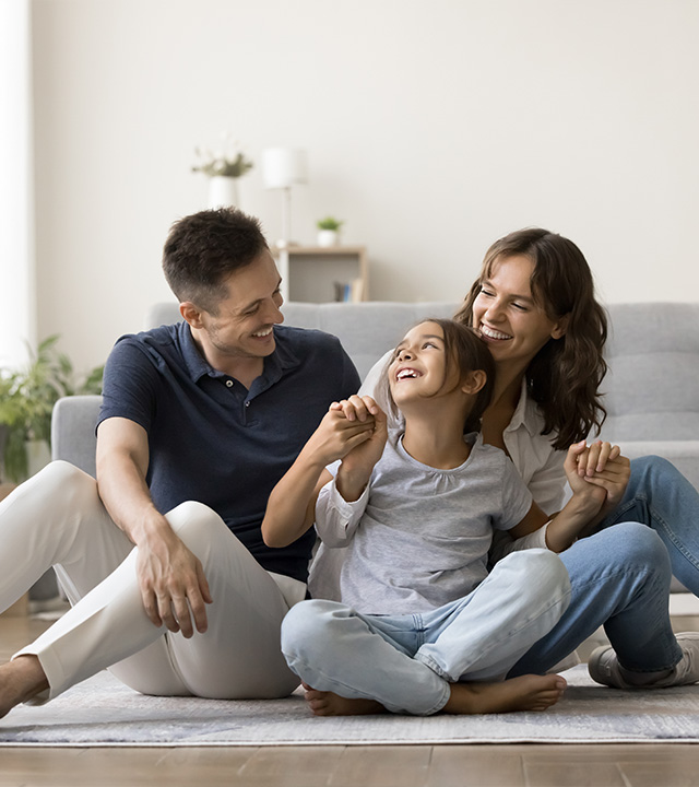 Famille souriante dans une maison à température agréable