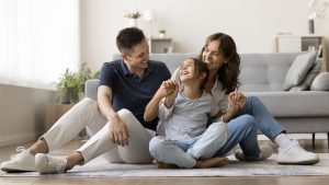 Famille souriante dans une maison à température agréable