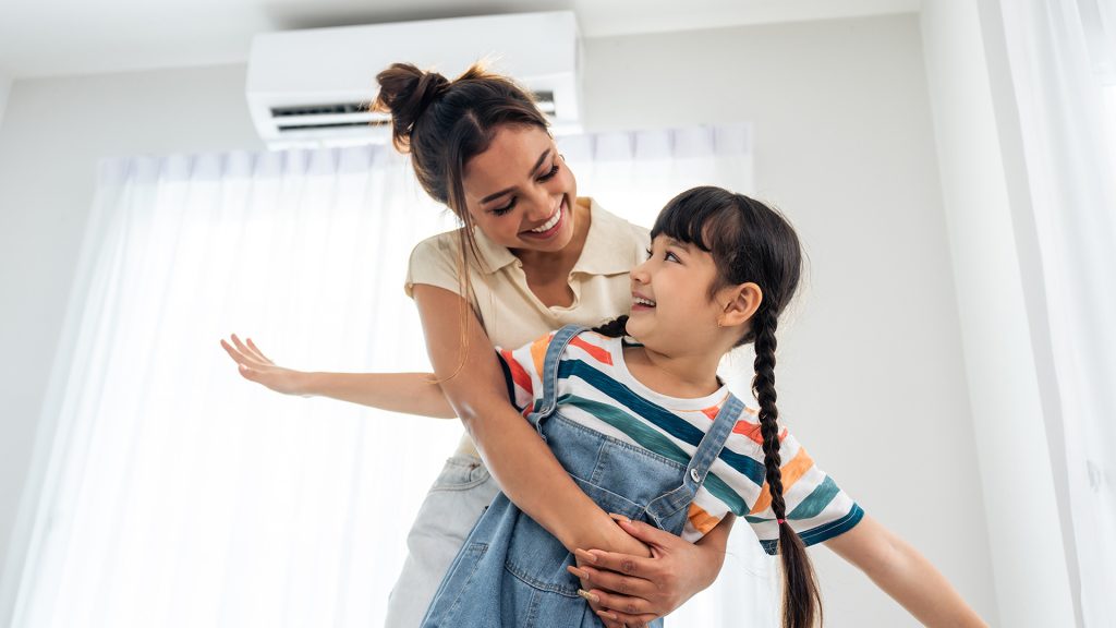 Mère et fille profitant de l’air frais à l’intérieur