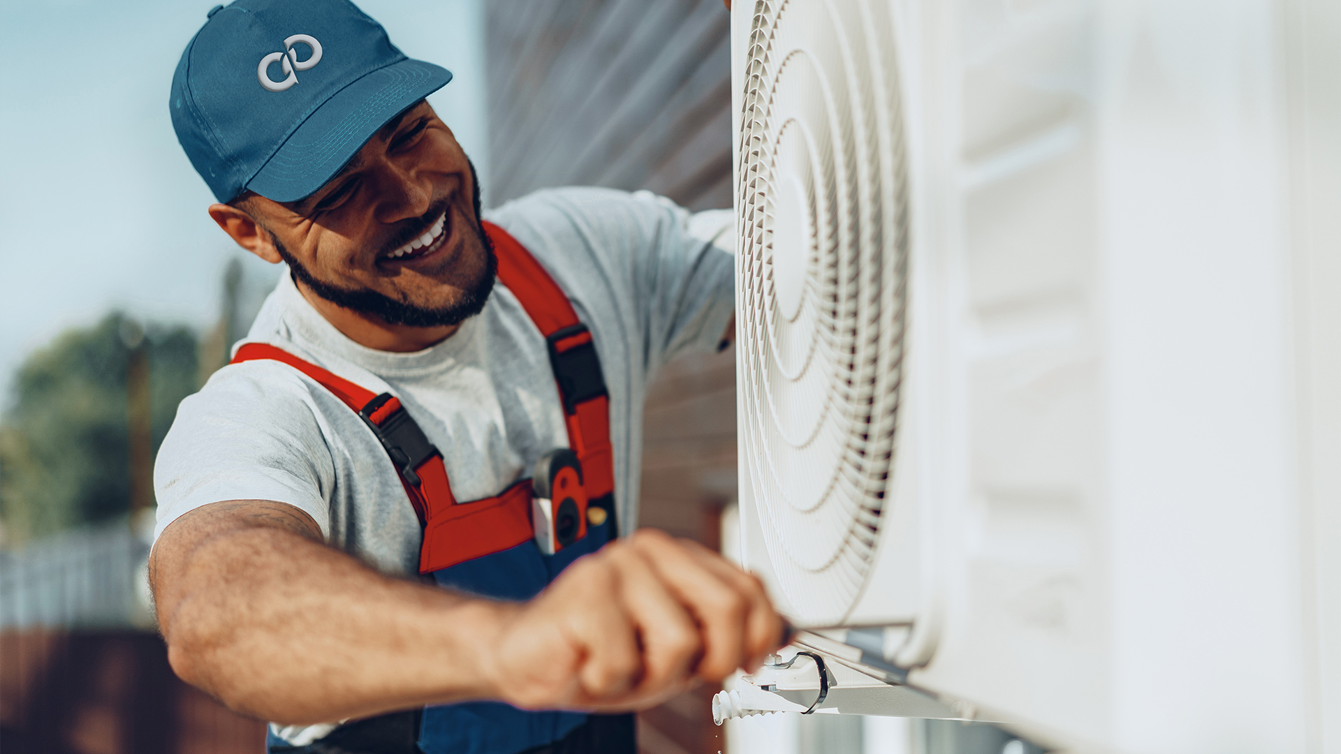 Technicien de Climatisation Chauffage Sorel-Tracy installant une thermopompe murale